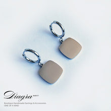 Load image into Gallery viewer, Dangle silver tone handmade earrings 25112532