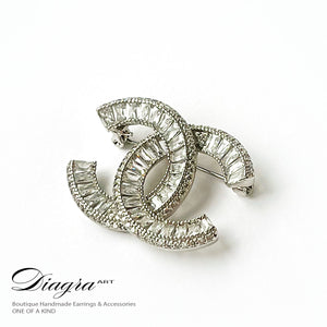 Chanel brooch encrusted with swarovski Diagra art 230128