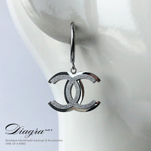 Load image into Gallery viewer, Dangle silvertone earrings handmade 280533