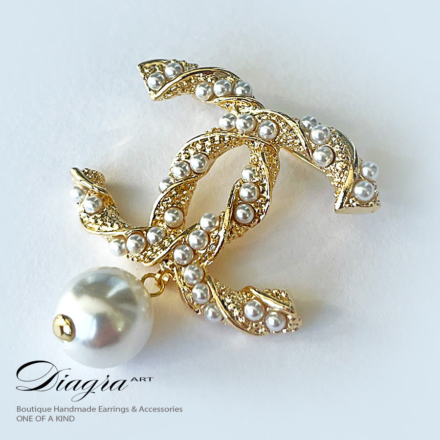 Handmade gold tone brooch encrusted with swarovski and pearls Diagra a